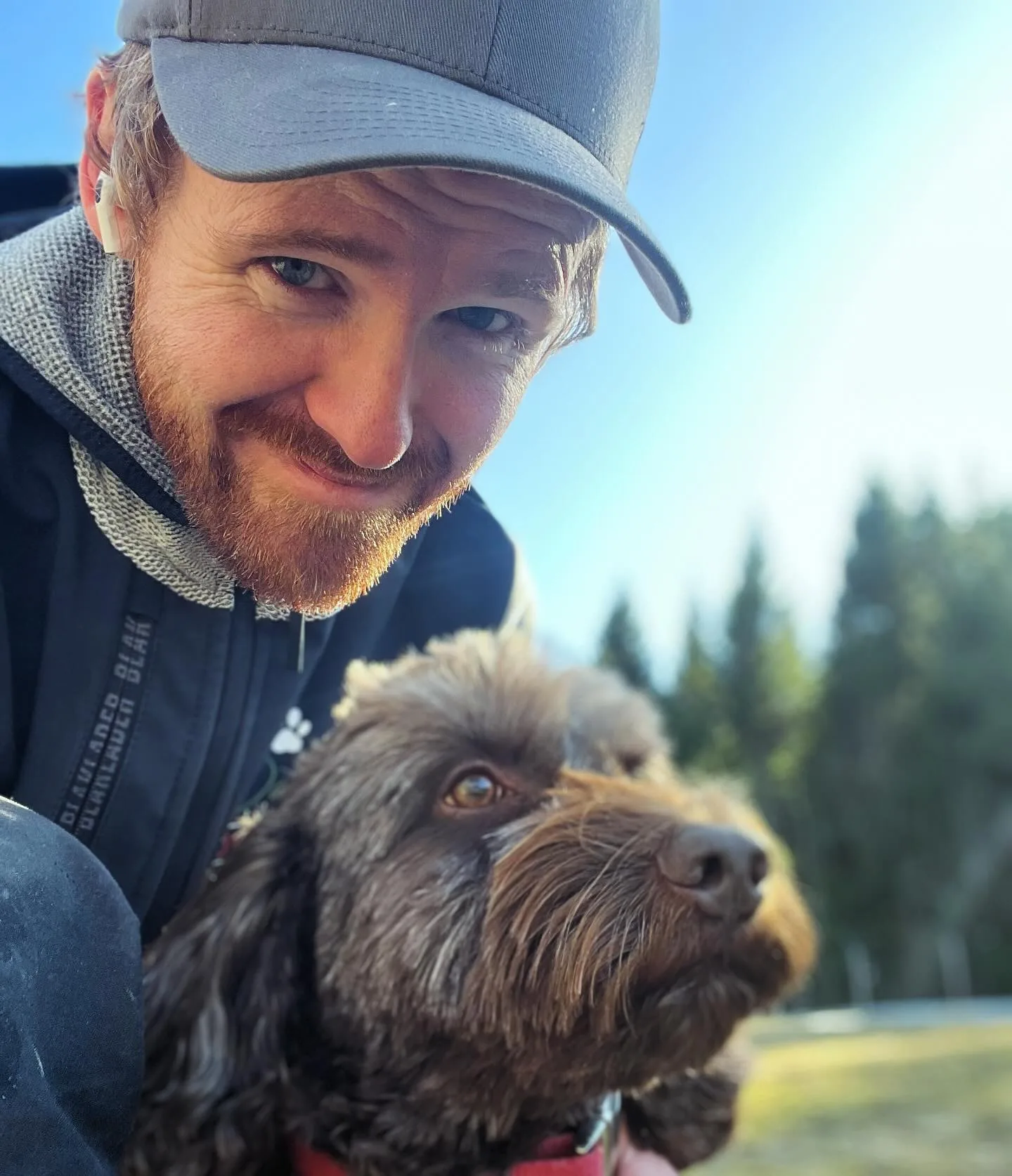 Ulrich sammen med en hund på Damtjern
